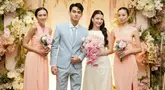 Pemberkatan Cassandra Lee dan Ryuken yang digelar Jumat (8/8/2024) ini membuat mereka sah jadi suami istri. Momen pernikahan mereka berlangsung penuh kebahagiaan. Tak terkecuali sosok Beby Tsabina dan Sephora Sievert yang sudah lama jadi sahabat Cassandra. (Liputan6.com/IG/@bebytsabina)