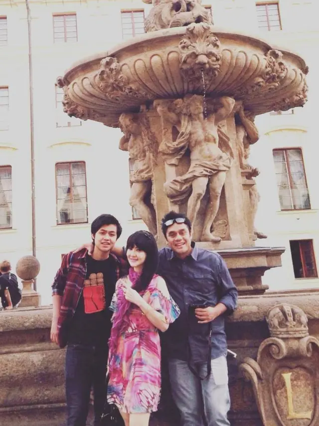 Dwiki Dharmadan bersama istri Ita Purnamasari dan anak.