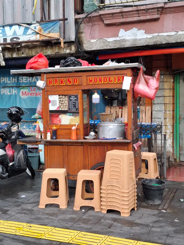 Lubang Kecil pada Kursi Plastik