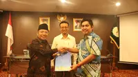 Najmul Akhyar menerima surat penunjukan dirinya menjadi Sekjen Apkasi dari Ketua Umum Apkasi, Mardani yang disaksikan Ryaas Rasyid. (Liputan6.com/Muhammad Ali)