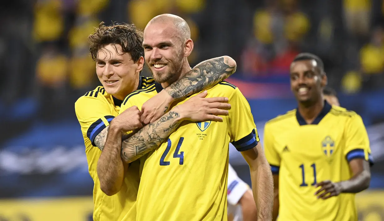 Bek Swedia, Marcus Danielson (tengah) melakukan selebrasi bersama Victor Lindelof usai mencetak gol kedua timnya ke gawang Armenia dalam laga uji coba menjelang berlangsungnya Euro 2020 di Solna, Sabtu (5/6/2021). Swedia menang 3-1 atas Armenia. (AFP/Jonathan Nackstrand)
