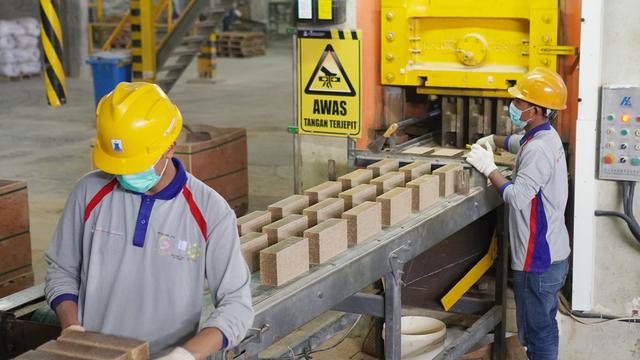 Pekerja PT Benteng Api Technic Tbk (BATR) atau BAT Refractories. Dok BATR