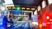 Viral, Motor Polisi Serobot Masuk Pintu Tol Senayan