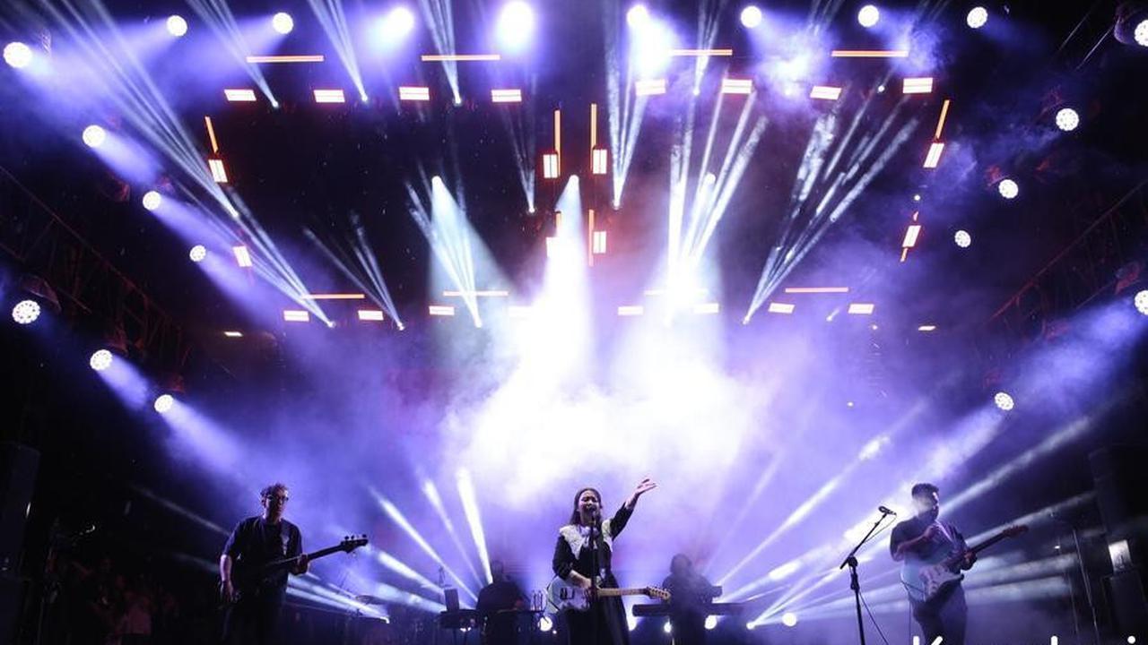 Bernadya Dapat Bunga Dari Penonton KapanLagi Buka Bareng BRI Festival 2025