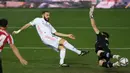 Striker Real Madrid, Karim Benzema (tengah) melepaskan tendangan yang berbuah gol untuk timnya ke gawang Athletic Bilbao dalam laga semifinal Piala Super Spanyol 2020/21 di La Rosaleda Stadium, Malaga, Kamis (14/1/2021). Real Madrid kalah 1-2 dari Athletic Bilbao. (AFP/Jorge Guerrero)