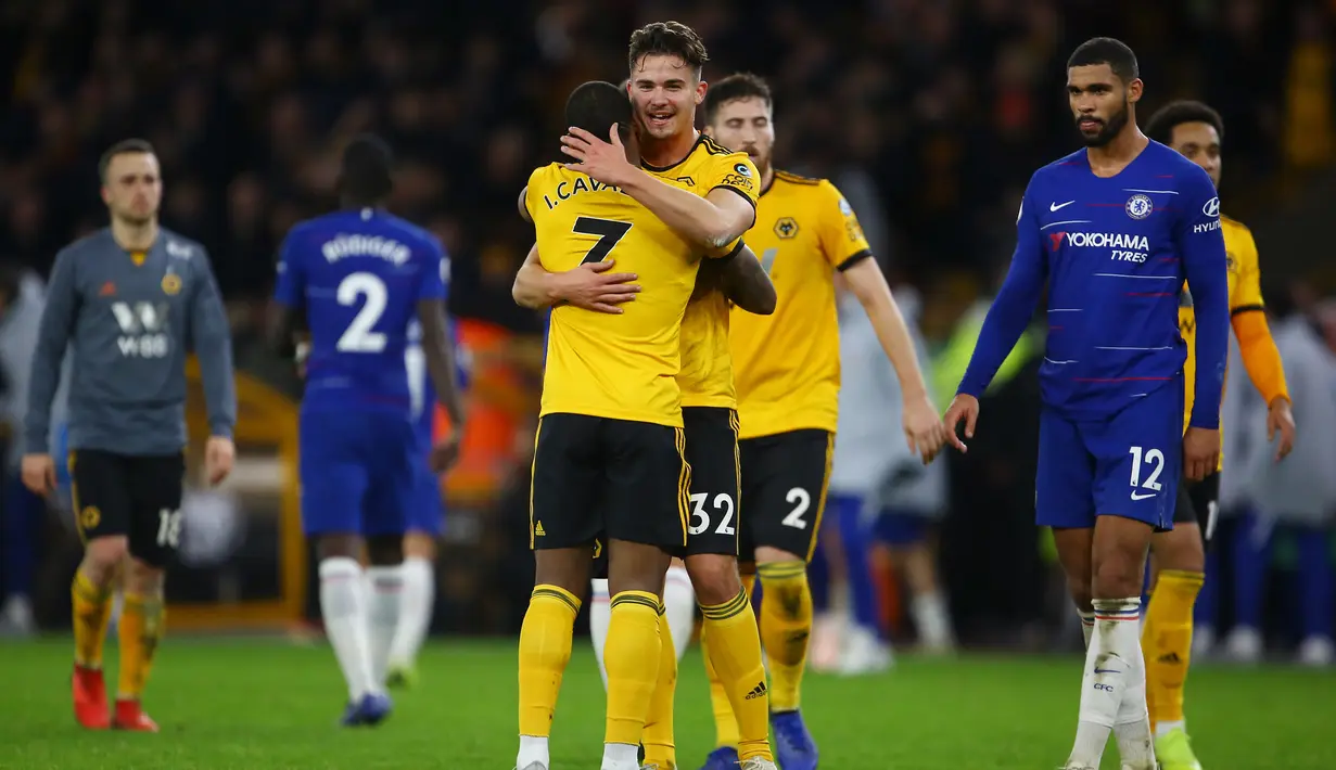 Bek Wolverhampton, Leander Dendoncker, bersama Ivan Cavaleiro merayakan kemenangan atas Chelsea pada laga Premier League di Stadion Molineux Wolves, Kamis (5/12). Wolves menang 2-1 atas Chelsea. (AFP/Geoff Caddick)