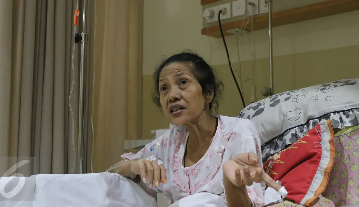 Bintang film senior, Yenny Farida saat berbincang dengan wartawan di rumah sakit Mitra Keluarga, Depok, Jumat (3/6). Artis yang sempat dijuluki sebagai bom seks ini sudah tidak bisa melihat dengan sempurna. (Liputan6.com/Herman Zakharia)