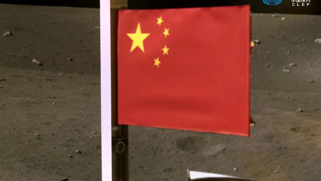 Bendera China di Bulan (kredit: CNSA)