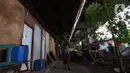 Penjual jamu gendong melintasi permukiman warga di Kawasan Penjaringan, Jakarta, Sabtu (23/11/2019). Berdasar standar Bank Dunia, jumlah penduduk di bawah garis kemiskinan justru naik menjadi 24 persen pada Oktober 2019 lebih tinggi dari April 2019 yang sebesar 23,7 persen. (merdeka.com/Imam Buhori)