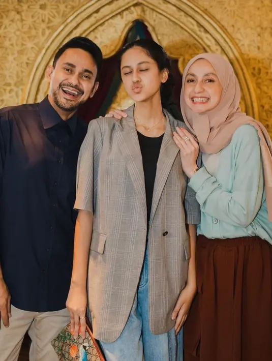 Tak ketinggalan sang ibu, Avi Basalamah, bakatnya di dunia akting mengajarkan pada Asila Maisa akan rasa percaya diri tampil maksimal. Meski Ramzi, Avi Basalamah dan Asila Maisa berbeda profesi, namun ketiganya selalu saling dukung. (Liputan6.com/IG/abiramzi76)