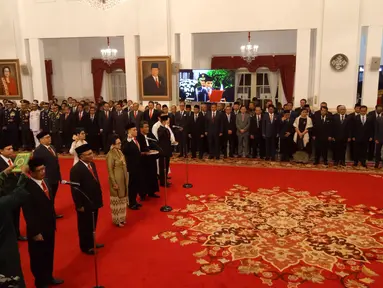 Presiden Joko Widodo atau Jokowi (kanan) saat melantik komisioner Komisi Kejaksaan RI di Istana Negara, Jakarta, Jumat (1/11/2019). Jokowi melantik sembilan komisioner Komisi Kejaksaan RI periode 2019-2023. (Liputan6.com/Angga Yuniar)