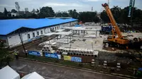 Suasana pembangunan rumah sakit darurat untuk pasien COVID-19 di Lapangan Sepak Bola Pertamina, Simprug, Jakarta Selatan, Indonesia, Sabtu (2/5/2020). Rumah sakit darurat ini ditargetkan beroperasi pada 1 Juni 2020. (Xinhua/Agung Kuncahya B.)