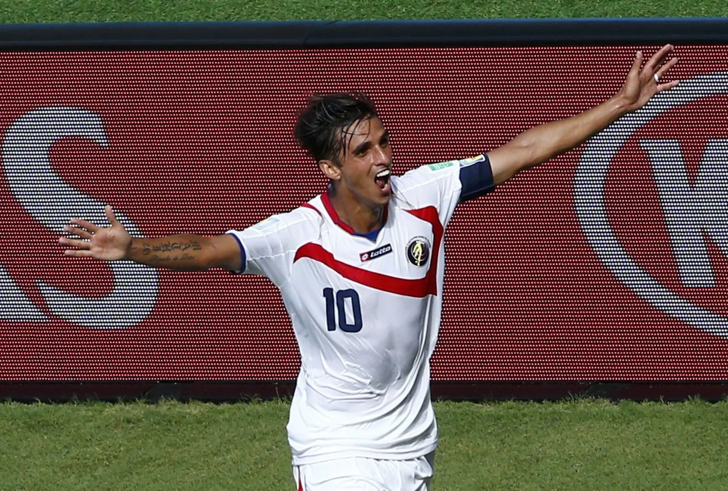 Bryan Ruiz berselebrasi usai cetak gol (Reuters/ Ruben Sprich)