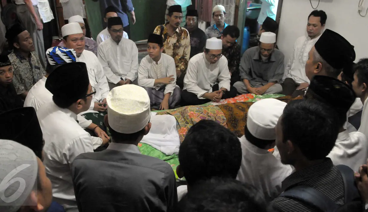 Keluarga dan kerabat almarhum mantan Imam Besar Masjid Istiqlal, Ali Mustafa Yaqub mengadakan pengajian di rumah duka di Pisangan Barat, Ciputat, Tangsel, Kamis (28/4). Ali Mustafa Yaqub wafat di usia 64 tahun karena sakit. (Liputan6.com/Helmi Afandi)