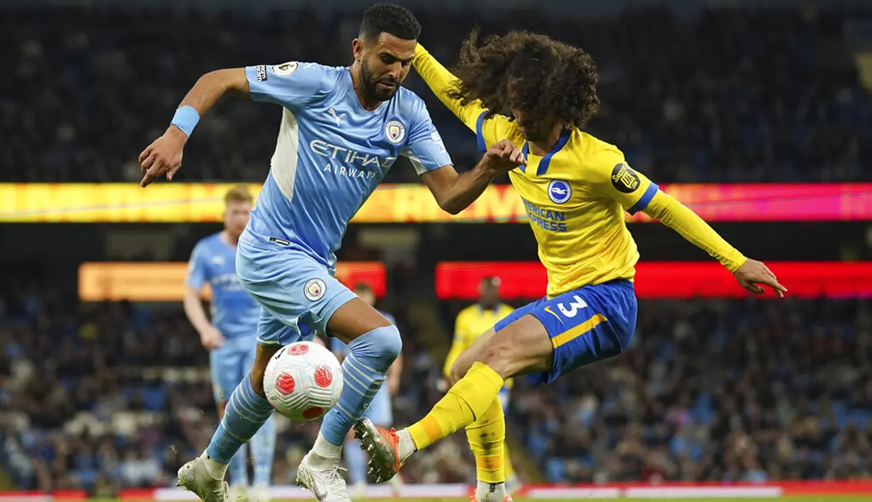 Pemain Manchester City Riyad Mahrez (kiri) berebut bola dengan pemain Brighton and Hove Albion Marc Cucurella pada pertandingan sepak bola Liga Inggris di Etihad Stadium, Manchester, Inggris, 20 April 2022. Manchester City menang 3-0. (AP Photo/Dave Thompson)