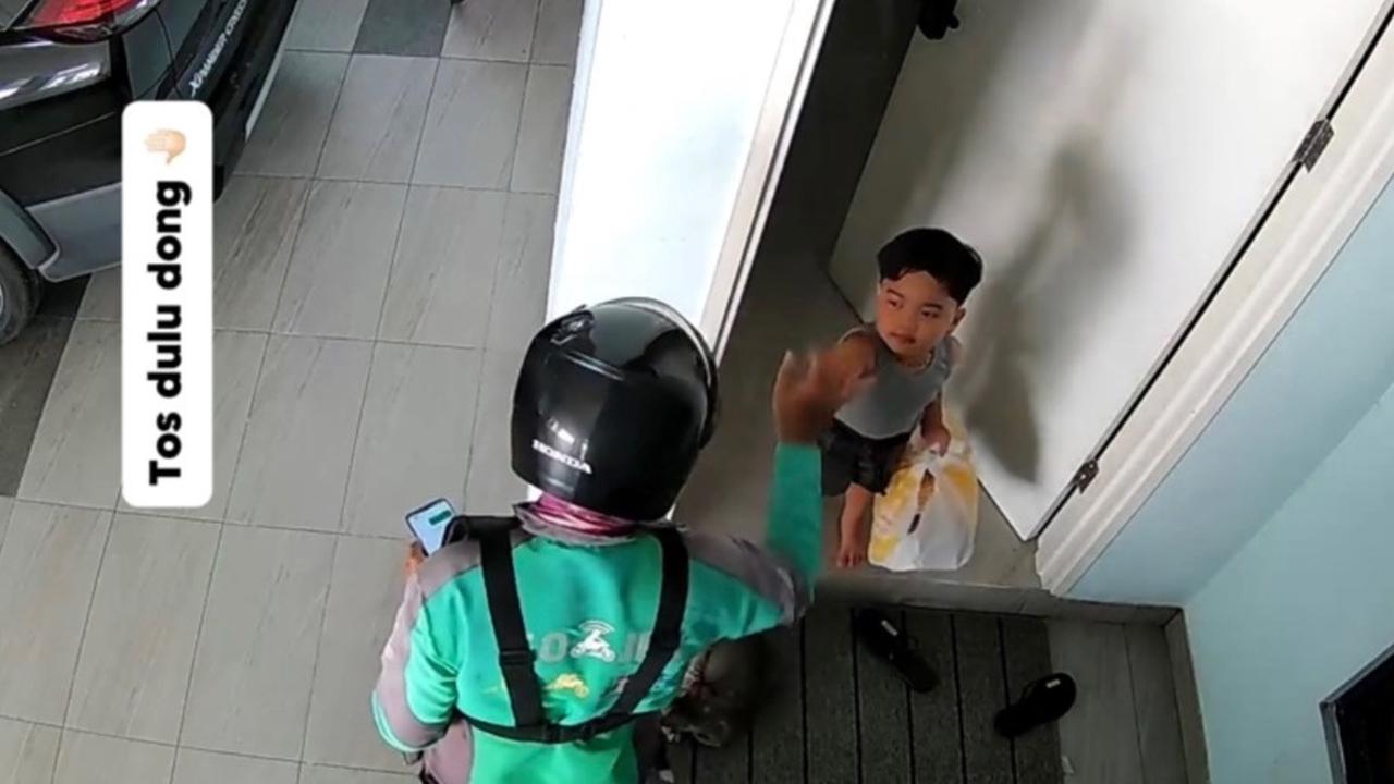 "Ini sayang. Kamu lucu amat sih. Tos dulu dong. Jempol. Gunting batu kertas," ucap driver ojol mengajak putra Alma bermain kecil.