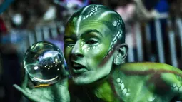Seorang pria tampil selama parade Mitos dan Legenda di Medellin, Kolombia (8/12/2021). Contoh parade ini adalah Karnaval Barranquilla, Pameran Cali dan Festival Bunga, di mana parade makhluk legendaris berlangsung di Pueblito Paisa Medellín, di puncak bukit Nutibara. (AFP/Joaquin Sarmiento)