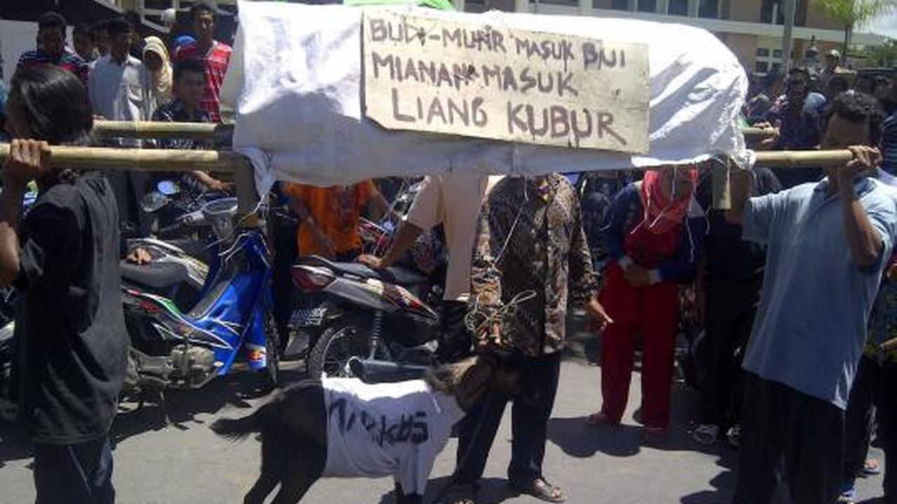 Ratusan warga bawa keranda mayat dan kambing ke PN Mungkid