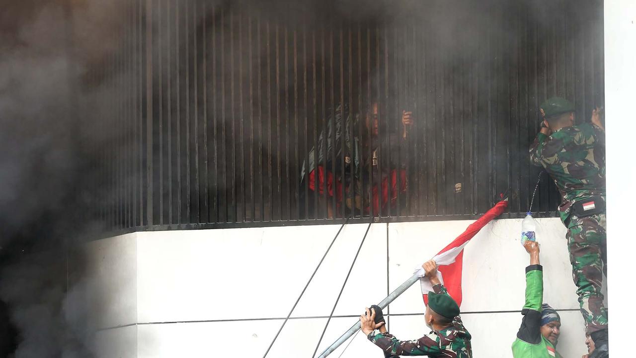 FOTO: Drama Penyelamatan Warga Saat Gedung Terbakar di Tengah Ricuh Kwitang