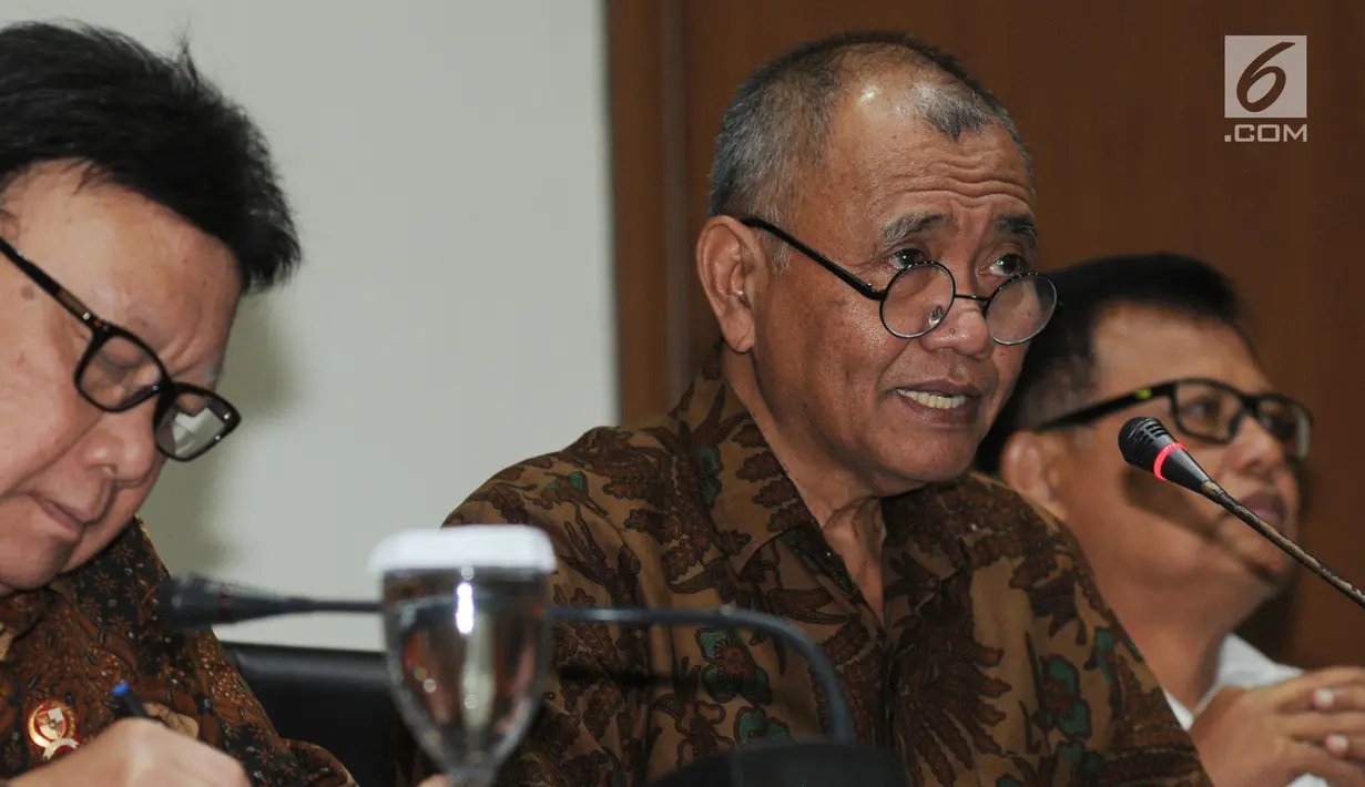 Ketua KPK Agus Rahardjo didampingi Menteri Dalam Negeri Tjahjo Kumolo dan Sekretaris Menteri PAN-RB, Dwi Wahyu Atmaji memberikan keterangan terkait banyaknya anggota DPRD yang terlibat kasus korupsi, di Jakarta, Selasa (4/9). (Merdeka.com/Dwi Narwoko)