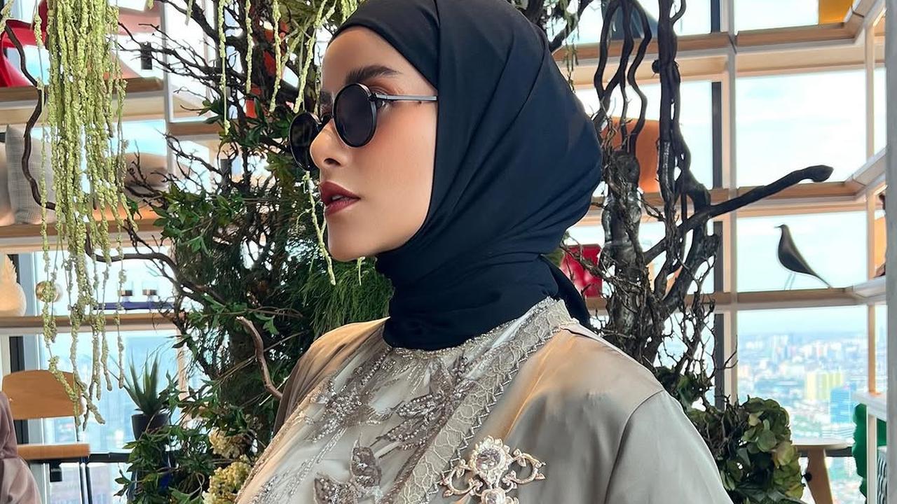 5 Potret Gamis ala Olla Ramlan yang Bisa Jadi Inspirasi Baju Lebaran yang Modis dan Stylish