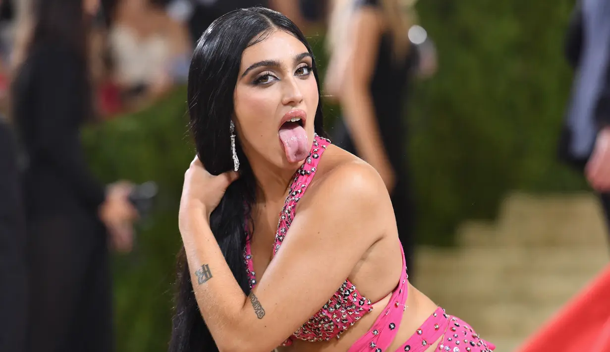 Lourdes Leon, putri penyanyi Madonna, tiba untuk gelaran Met Gala 2021di Metropolitan Museum of Art, New York pada 13 September 2021. Lourdes tampil dalam balutan busana bernuansa fuchsia dari Moschino. (Angela WEISS / AFP)