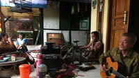 Maestro dan pencipta melodi Kiser pada Tarling Klasik Cirebon Sudjana Partanain terus berlatih diusia senjanya. Foto (Liputan6.com / Panji Prayitno)