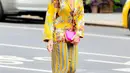 Sarah Jessica Parker nampak berwarna saat jalan-jalan di New York City nih. (PC / MEGA TheMegaAgency.com/USWeekly)