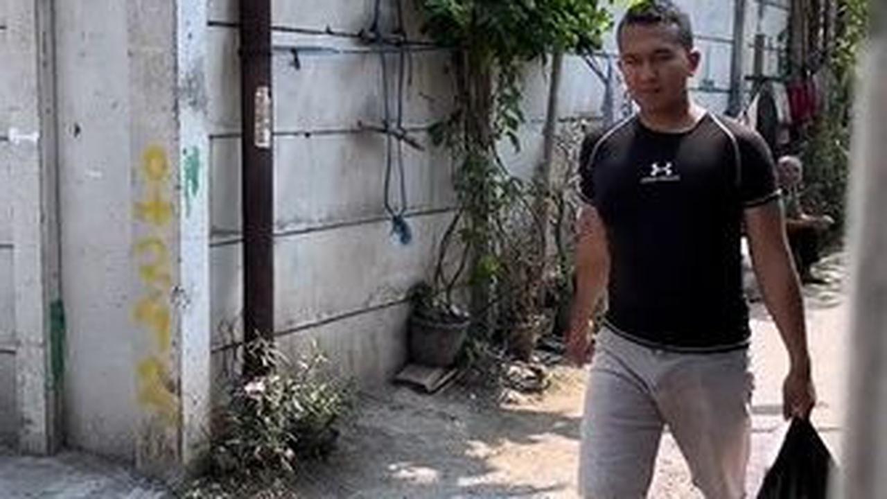 Setelah 30 menit berlalu, Gading pun pulang dengan membawa semua bahan-bahan titipan istrinya.