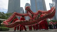 Sejumlah seniman budaya Tionghoa mengikuti kirab budaya Festival Cap Go Meh di kawasan SCBD, Jakarta, Sabtu (24/2/2024). (Liputan6.com/Herman Zakharia)