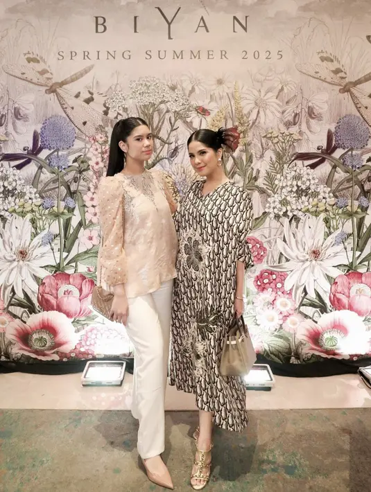 Tampil rapi di agenda spesial memang jadi tantangan tersendiri. Aira Yudhoyono hadirkan gaya sedrhana dengan paduan blouse beraksen bordir dan celana bahan. Kombinasi sepatu heels jadi cara jitu untuk wujudkan tampilan memesona. [Foto: Annisa Yudhoyono]
