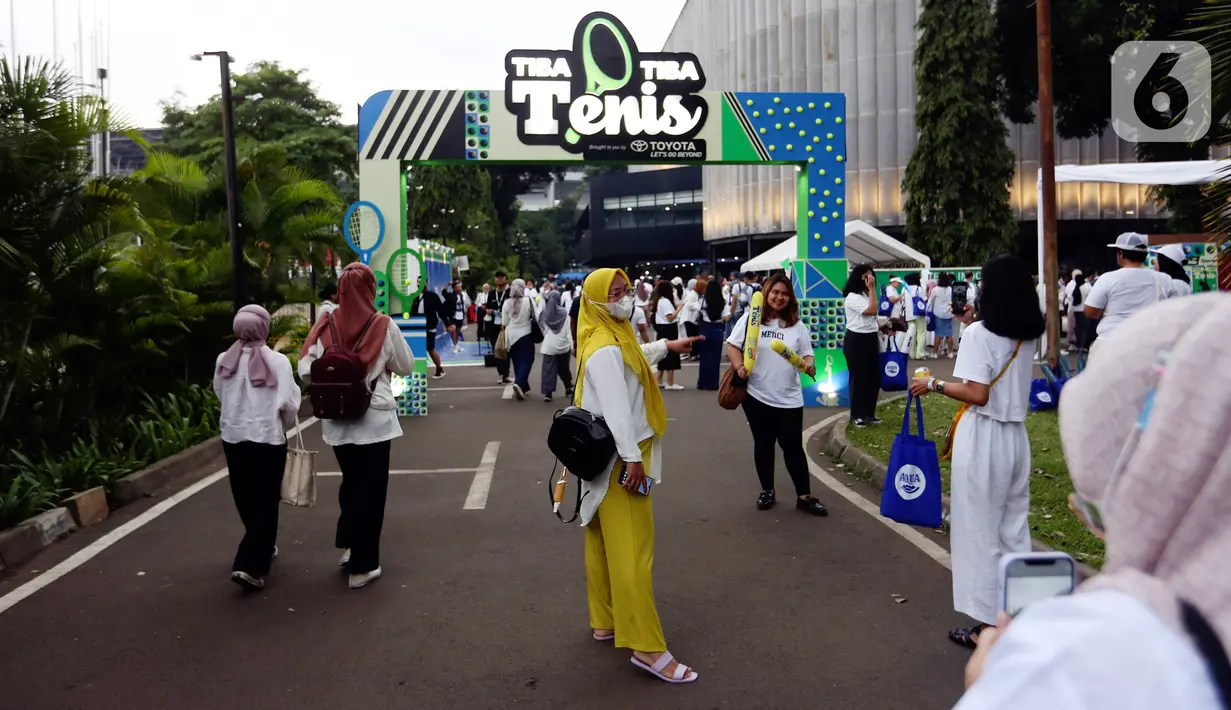 Penonton tiba untuk menyaksikan pertandingan Tiba Tiba Tenis antara Deddy Mahendra Desta melawan Raffi Ahmad di Tennis Indoor Senayan, Jakarta, Sabtu (12/11/2022). Selain pertandingan antara Desta dan Raffi, Tiba Tiba Tenis juga mempertemukan duel ganda campuran antara Gading Marten-Wulan Guritno melawan Dion Wiyoko-Enzy Storia. (Liputan6.com/Johan Tallo)