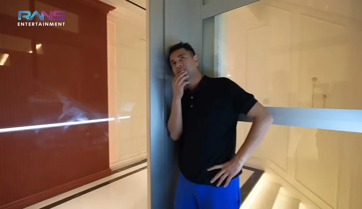 Raffi tampak mencoba berulang kali memencet tombol angka.  Tapi tetap saja lift tersebut tak bergerak. Raffi juga mencoba membuka pintunya, tapi tetap tidak bisa. [Youtube/Rans Entertainment]