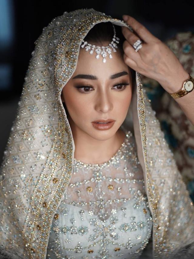 Penampilan Adat Minang nan Modern Nikita Willy Saat Prosesi Malam Bainai