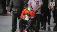 Gubernur Papua Lukas Enembe dibawa dari RSPAD Gatot Subroto ke Gedung Merah Putih KPK, Jakarta, Kamis (12/1/2023). Berdasarkan pemeriksaan tim medis tersangka kasus dugaan korupsi pembangunan infrastruktur di Provinsi Papua itu telah dinyatakan fit to stand trial sehingga dapat menjalani pemeriksaan untuk melengkapi berkas perkaranya. (Liputan6.com/Faizal Fanani)