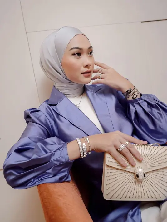 <p>Ungu dan beige juga sangat cantik dikenakan bersama. Pilih paduan ala Indah Nada Puspita yang bisa digunakan untuk gaya anti membosankan dengan warna-warna trendi. (Foto: Indahnadapuspita/ Instagram)</p>