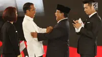 Capres no. urut 01 Joko Widodo atau Jokowi dan Capres no. urut 02 Prabowo Subianto berjabat tangan usai debat keempat Pilpres 2019 di Jakarta, Sabtu (30/3). Debat mengangkat tema tentang ideologi, pemerintahan, pertahanan dan keamanan, serta hubungan internasional.(Liputan6.com/JohanTallo)