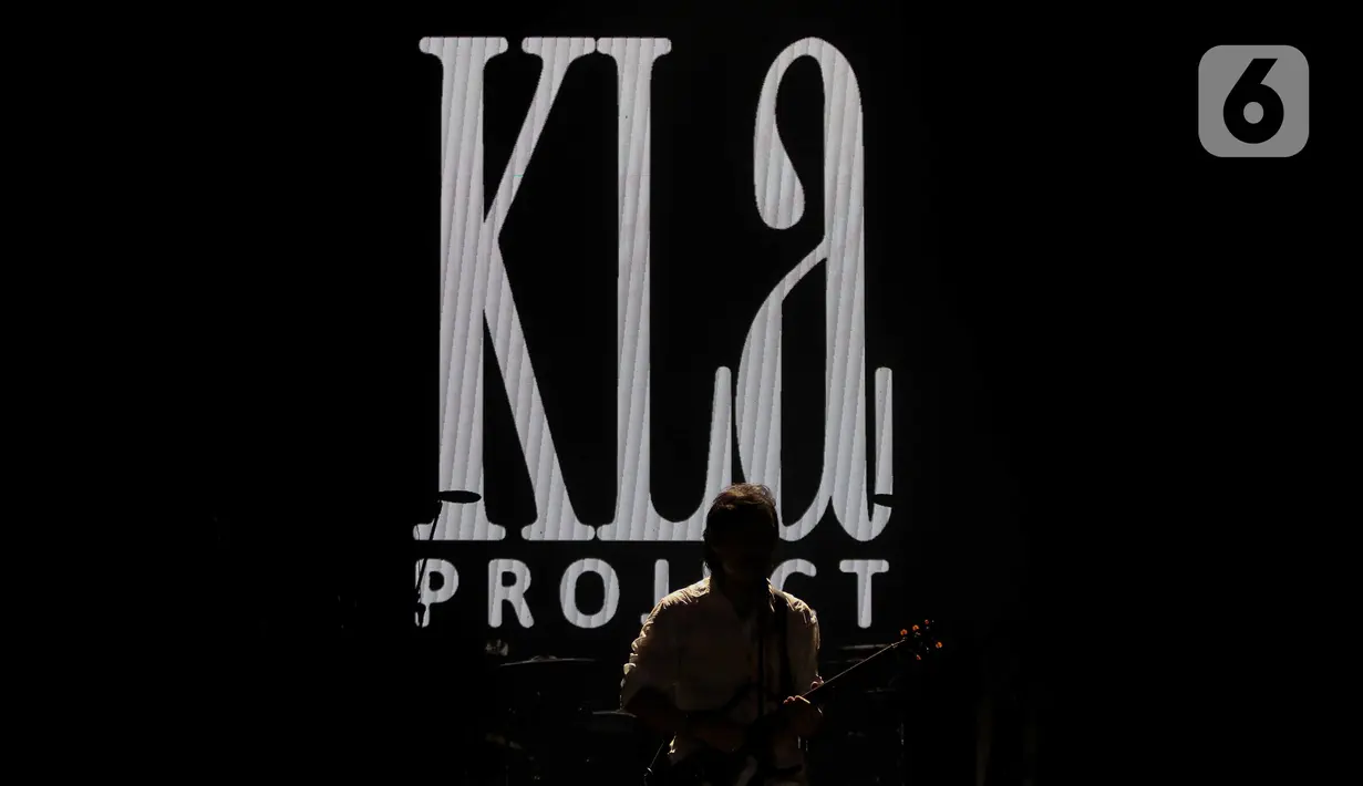Grup musik Kla Project saat tampil dalam konser 36 tahun Kla Project di Istora Gelora Bung Karno, Senayan, Jakarta, Jumat (25/10/2024). (Liputan6.com/Herman Zakharia)