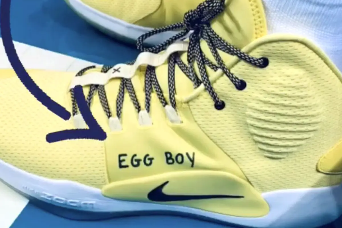 Sepatu basket Ben Simmons ditulis Egg Boy