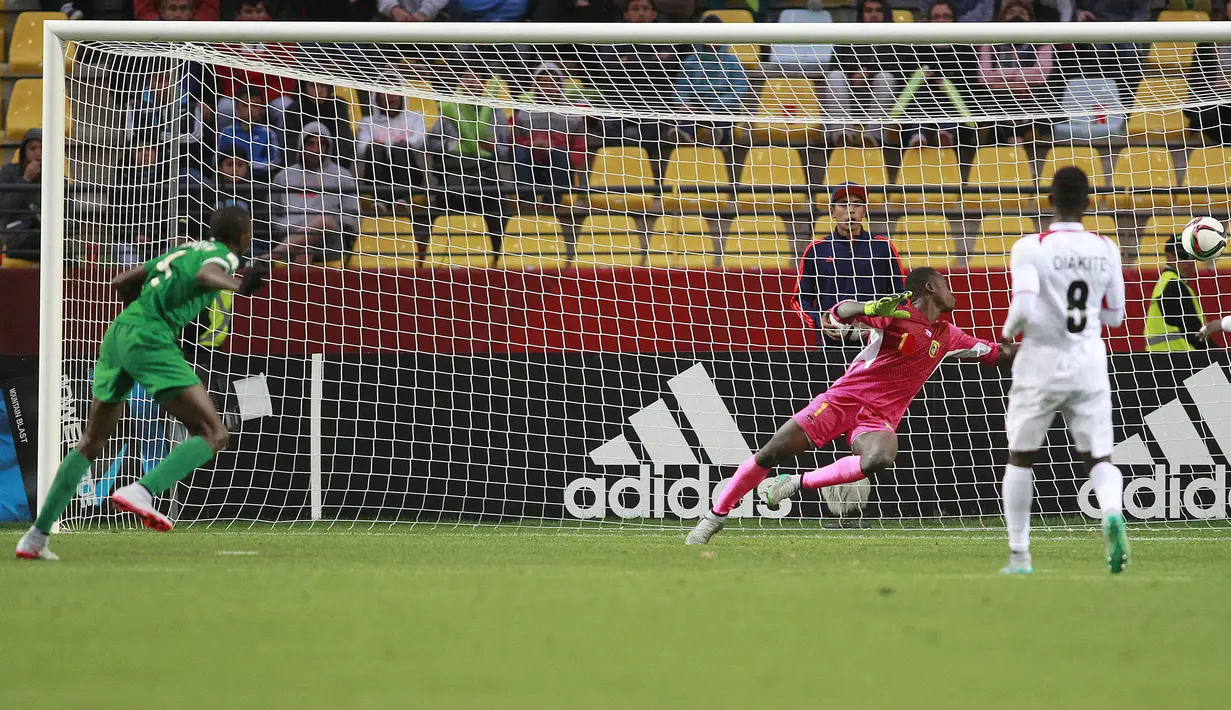 Pemain Nigeria, Victor Osimhen (kiri) mencetak gol ke gawang Mali pada laga final Piala Dunia U-17 2015 di Sausalito Stadium, Vina del Mar, Chile, 8 November 2015. (AFP/Photosport/Marcelo Hernandez)