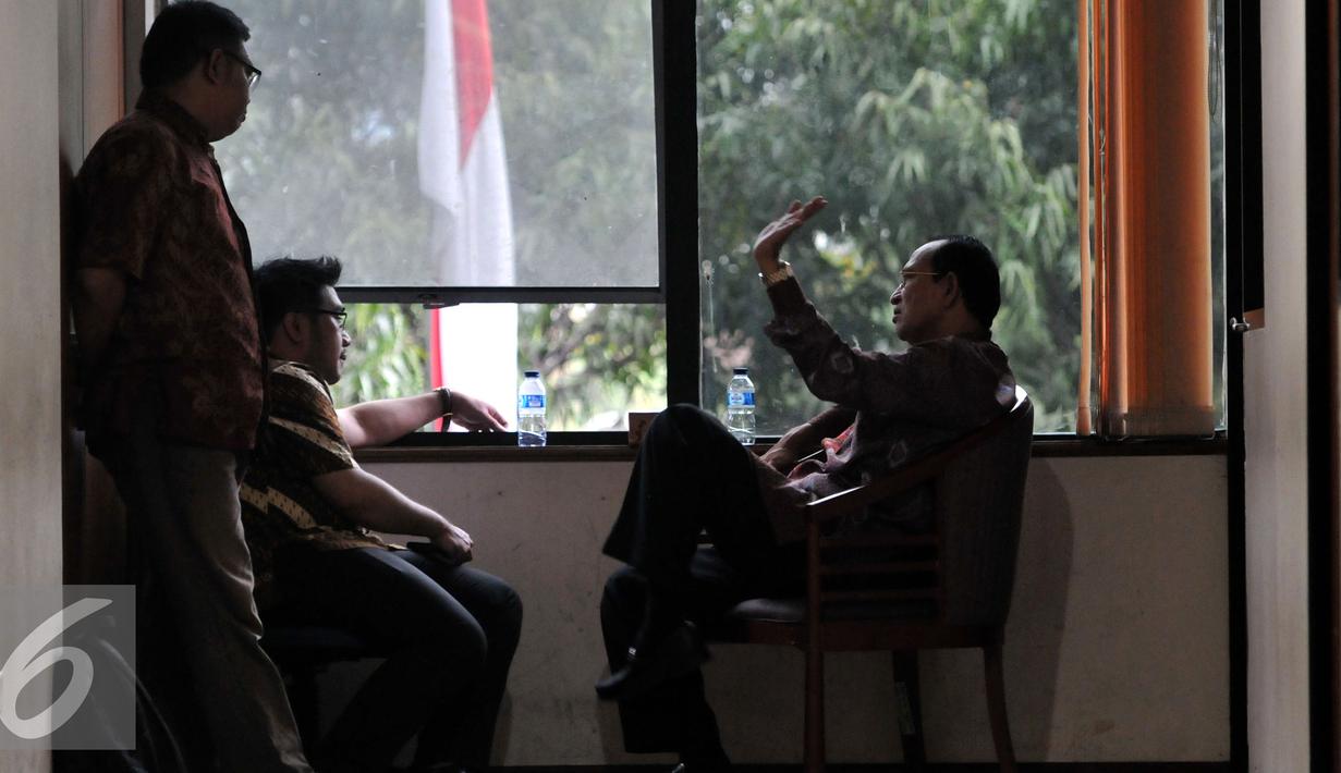 Mantan Menteri Agama Suryadharma Ali (kanan) jelang menjalani sidang lanjutan di Pengadilan Tipikor, Jakarta, Rabu (7/10/2015). Dalam sidang tersebut Jaksa Penuntut Umum KPK menghadirkan empat saksi dari Kementerian Agama. (Liputan6.com/Andrian M Tunay)