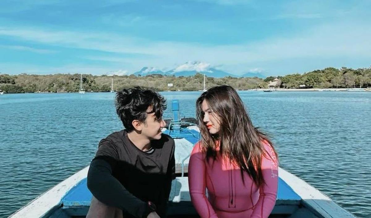 Felicya Angelista dan Caesar Hito tampak sedang menikmati momen berdua di atas perahu. Tampak pemandangan alam yang indah di Bali.