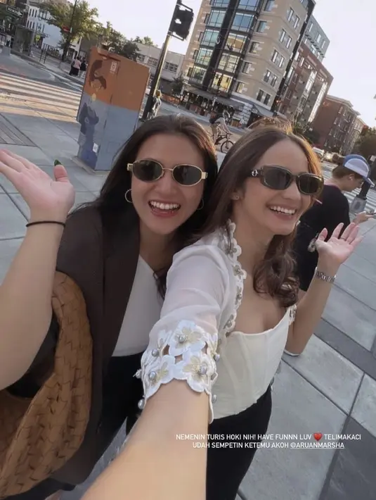 Bertemu dengan Marsha Aruan, Enzy pun tampil dengan makeup natural mengaplikasikan lipstik nudenya. [@enzystoria]