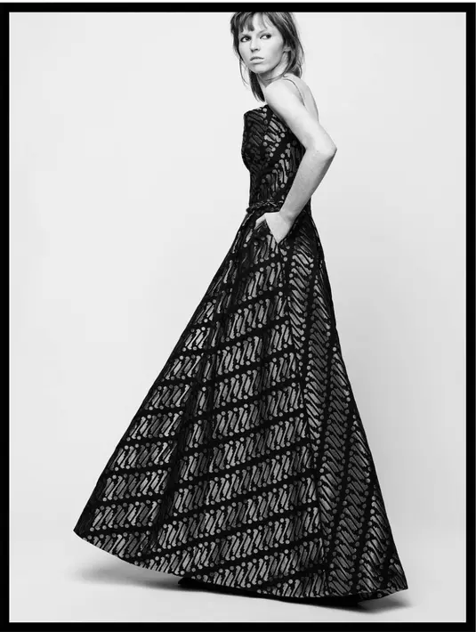 Ragam kreasi gaun malam terlihat begitu megah dengan motif parang yang identik dengan Indonesia. [Foto: Instagram/ Didit Hadiprasetya]