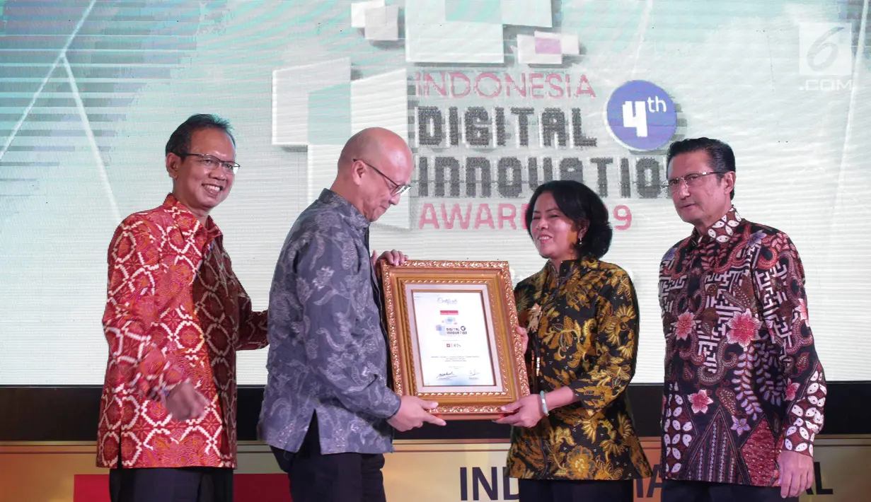 Managing Director Head of Digital Banking PT Bank DBS, Leonardo Koesmanto (kedua kiri) menerima penghargaan pada malam penganugerahan Indonesia Digital Innovation Award 2019 di Balai Kartini, Jakarta, Jumat (22/2). (Liputan6.com/Faizal Fanani)