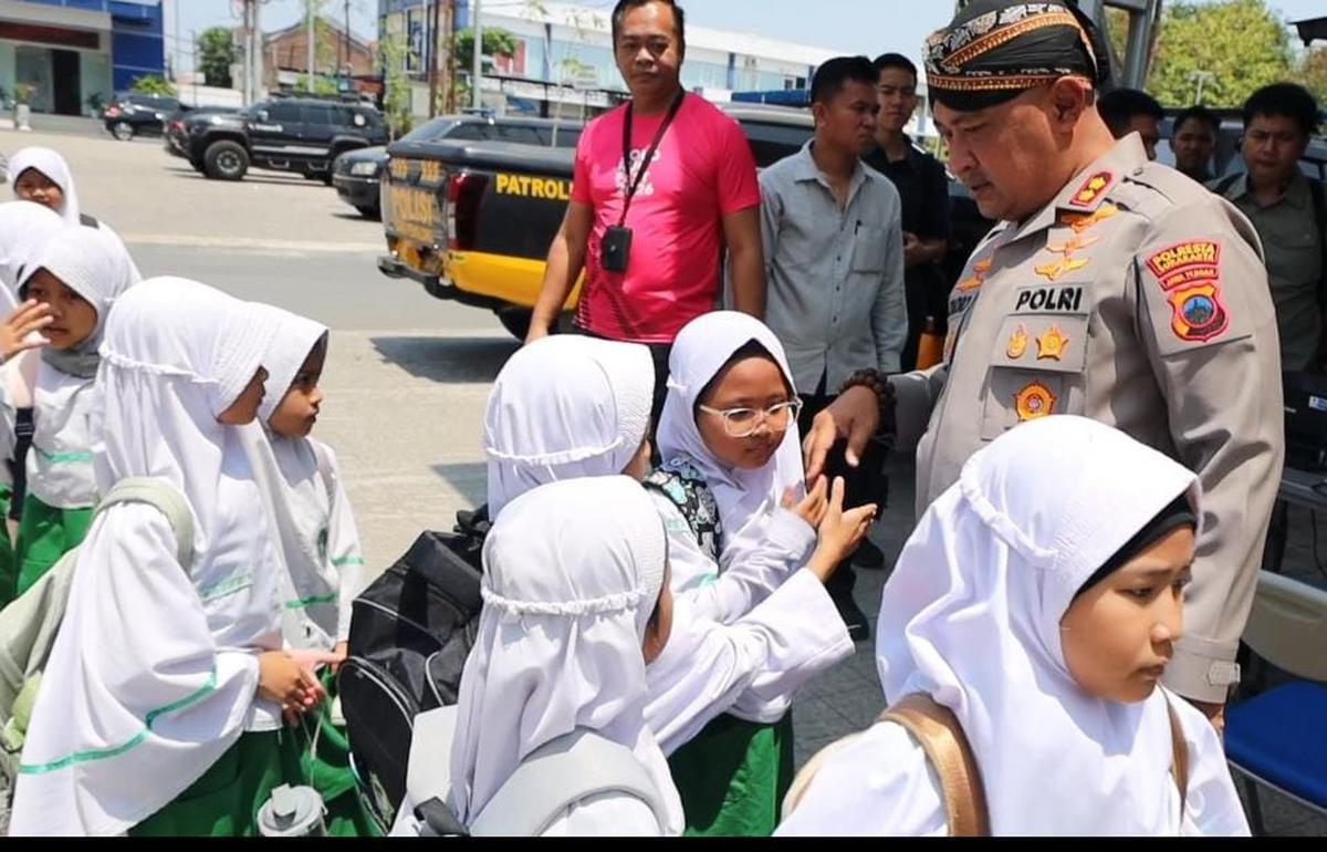 Momen akrab Kapolresta Surakarta AKBP Condro Sasongko bertemu anak-anak SD. (merdeka.com/arie sunaryo).