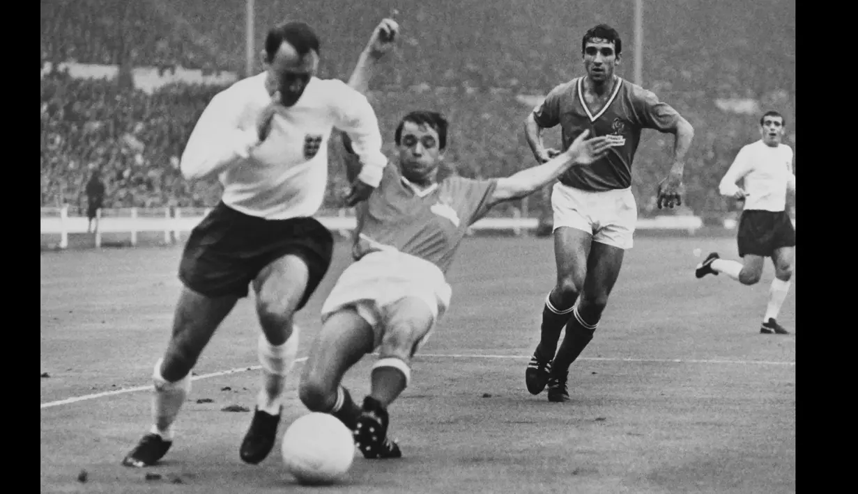 Pemain dengan catatan hattrick terbanyak di Timnas Inggris adalah Jimmy Greaves (kiri). Membela The Three Lions pada medio 1959 hingga 1967, ia mampu mencetak 44 gol dengan enam hattrick. Greaves juga merupakan top skor sepanjang masa di Liga Inggris, dengan jumlah 357 gol. (AFP/Stringer)