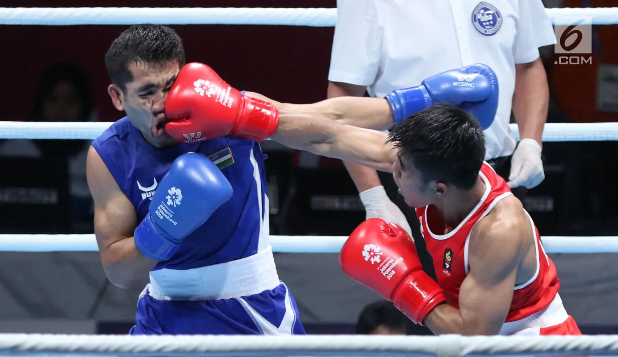 Petinju putra Indonesia, Sunan Agung Amoragam (kaus merah) melancarkan pukulan Mirazizbek Mirzakhalilov (Uzbekistan) pada semifinal bantam 56kg putra Asian Games 2018 di JIEXPO Kemayoran, Jumat (31/8). Amoragam kalah 0-5. (Liputan6.com/Helmi Fithriansyah)