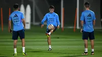 Penyerang Argentina #21 Paulo Dybala (Tengah) mengambil bagian dalam sesi latihan timnas jelang partai Final Piala Dunia 2022 melawan Prancis di Doha, Qatar, Kamis (15/12/2022). Lionel Messi dikabarkan mengalami cedera saat Argentina mengalahkan Kroasia di partai semfinal Piala Dunia 2022 Qatar. (Paul ELLIS / AFP)