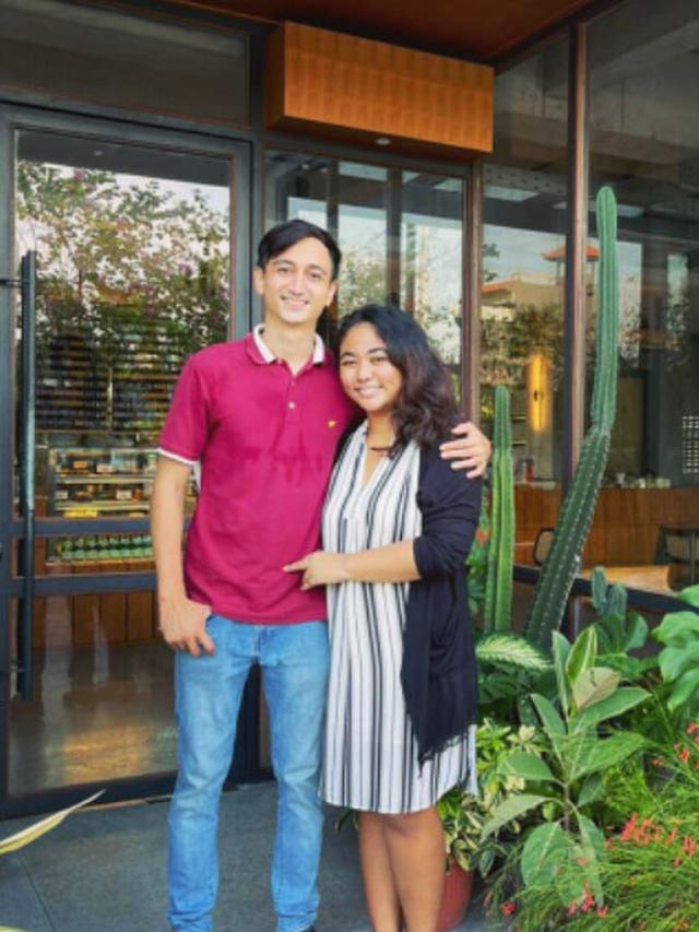 Vakum Jadi Artis, Ini 6 Potret Terbaru Roy Posende Saputra Bareng Sang Istri